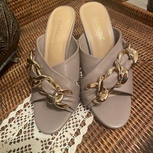 Shoedazzle Tan slide with gold chain across- 8